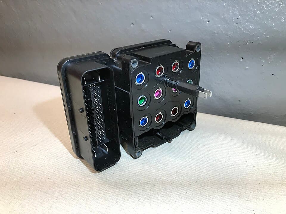 Centralita ABS con conector electrónico y bloque hidráulico
