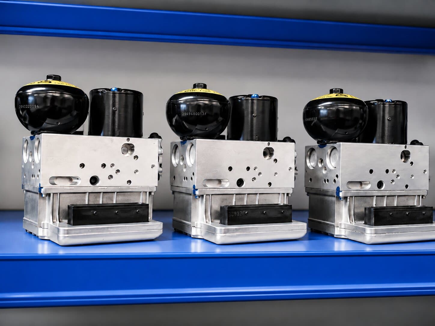 Estantería con unidades ABS remanufacturadas listas para envío