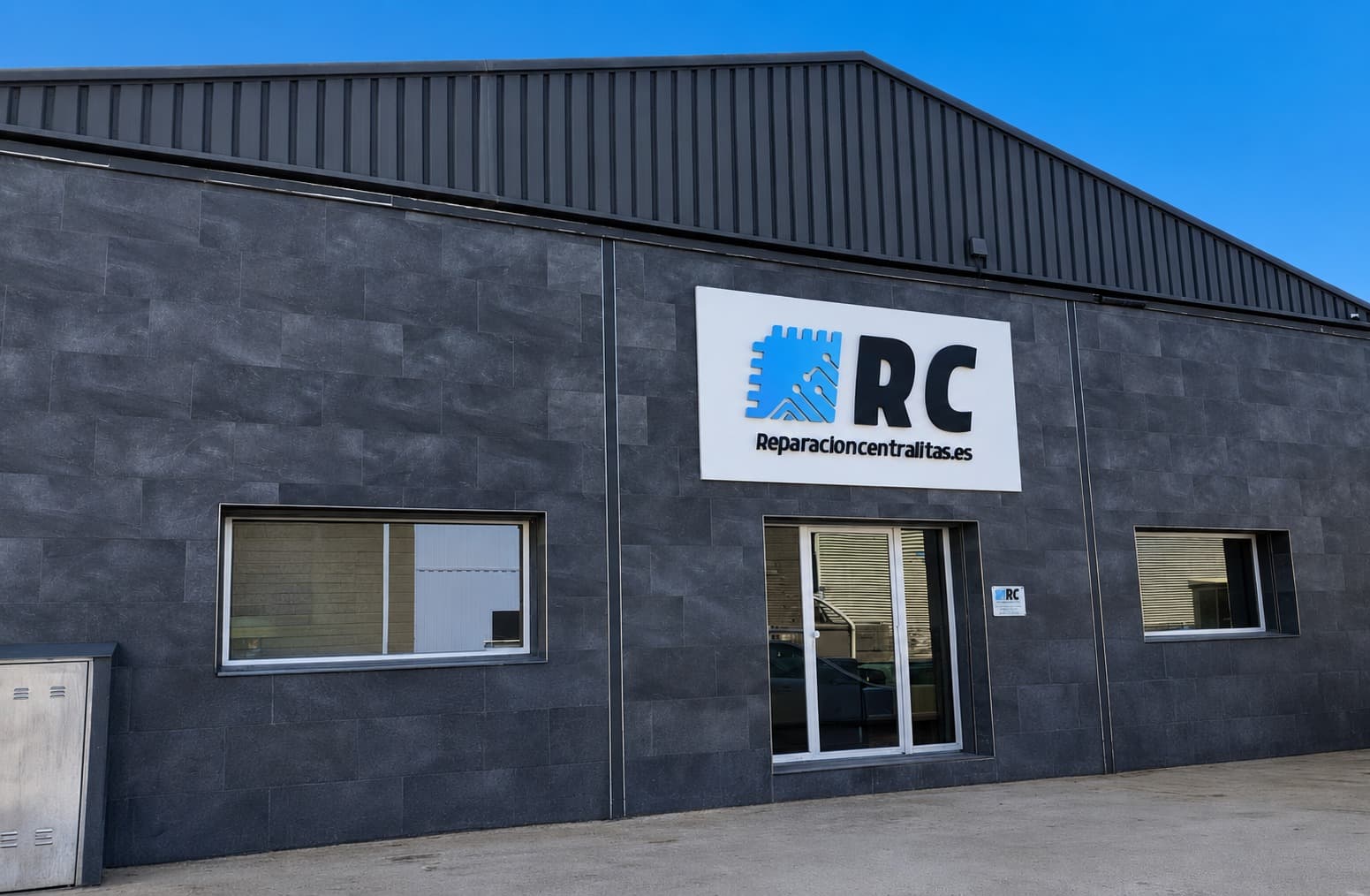 Fachada del laboratorio de RC — Reparación Centralitas en Alicante, España